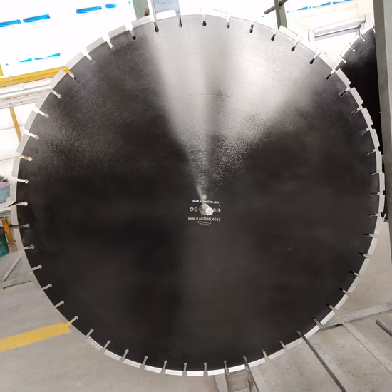 Lame de scie à sol diamantée de 800 mm avec fente en U droite pour béton asphalté et béton armé